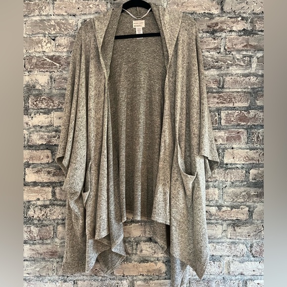 Everyday cozy wrap with hood/pockets NWOT model wearing light gray in 1st pic - Picture 3 of 8